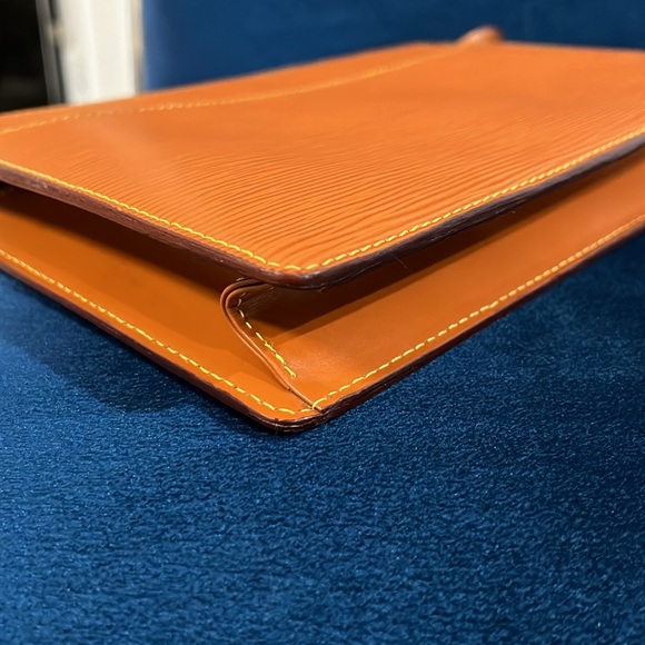 Louis Vuitton Brown Epi Pochette Homme - Picture 7 of 12